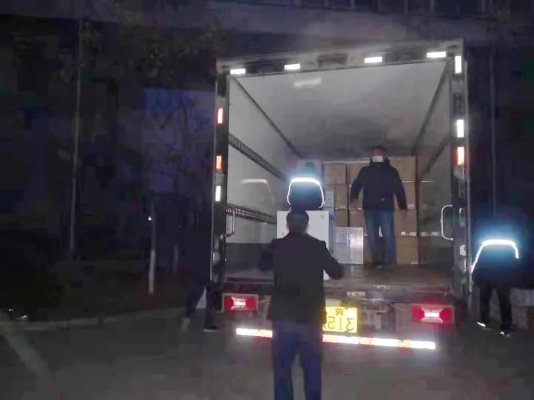 这样深夜连续作业，已坚持了多日